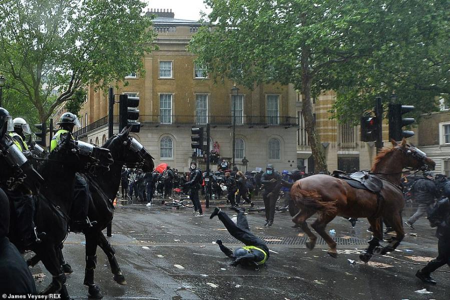 عکس و فیلم| خشونت پلیس لندن علیه معترضان به تبعیض نژادی
