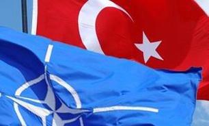 رایزنی وزیر دفاع ترکیه و دبیرکل ناتو در مورد اوضاع سوریه و لیبی