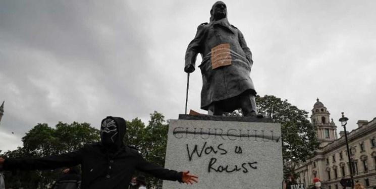 انگلیس از بیم تظاهرات‌ها مجسمه «وینستون چرچیل» را پوشاند