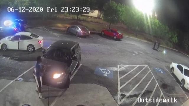 لحظه کشته شدن یک سیاه پوست توسط پلیس آتلانتا + فیلم