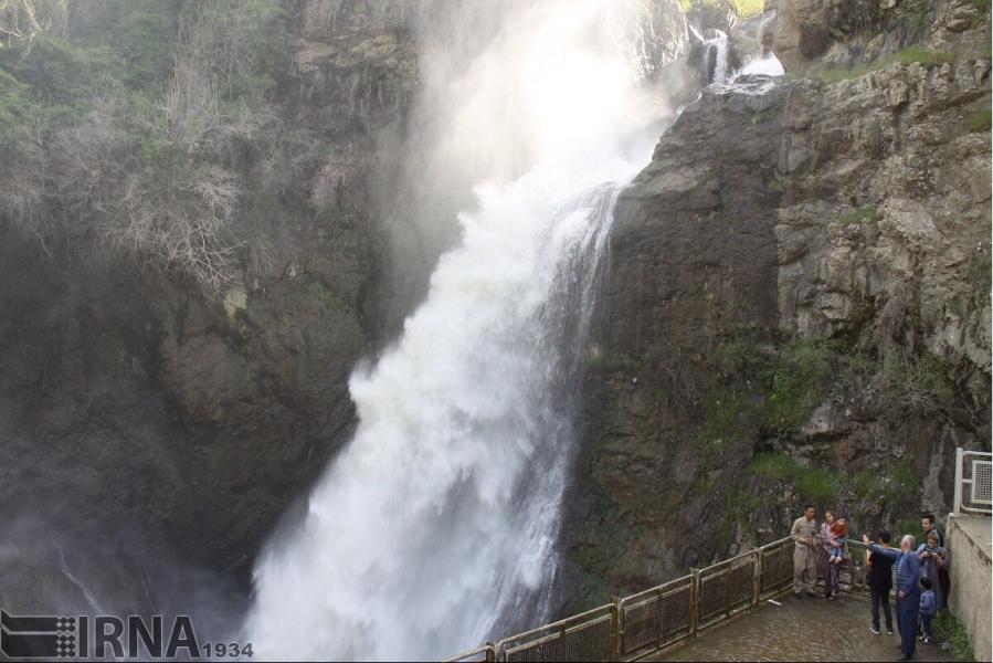 توجه به تابلوهای هشداردهنده، راه نجات از مرگ در آبشار شلماش
