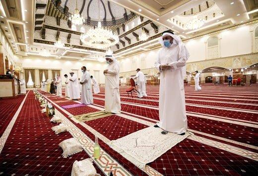 فاصله گذاری کویتی ها در نماز جماعت/عکس
