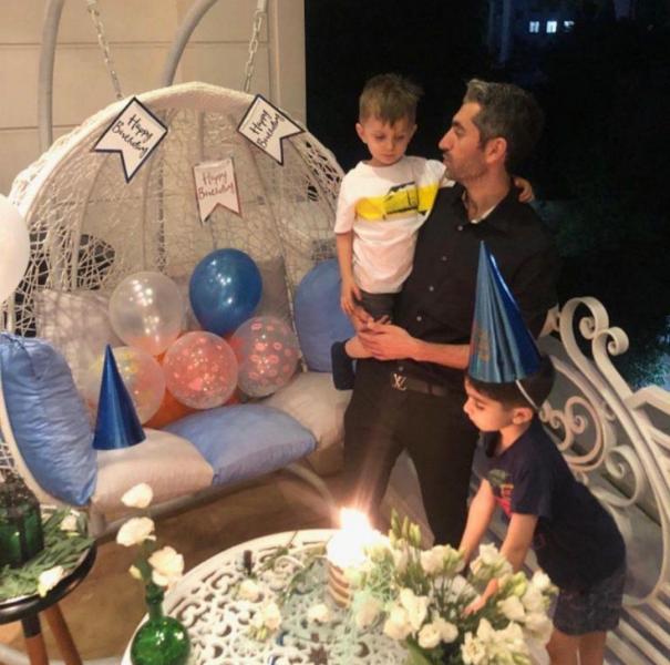 جشن تولد مجتبی جباری به همراه دو فرزندش/عکس