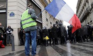 پرتاب گازاشک‌آور به سوی کارکنان بخش سلامت فرانسه از سوی پلیس این کشور