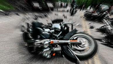 شلیک شدن موتورسوار پس از برخورد شدید به خودروی سواری + فیلم