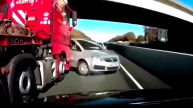 تصمیم دیوانه‌وار راننده خودروی سواری در یک بزرگراه + فیلم