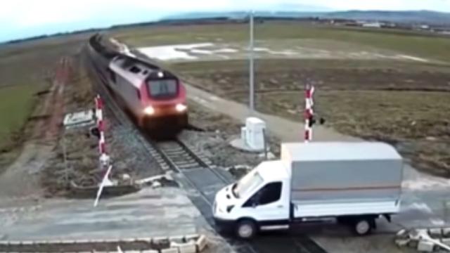اقدام عجیب راننده خودروی وانت روی ریل قطار + فیلم