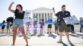 رای دیوان عالی آمریکا به نفع کلینیک‌های سقط جنین