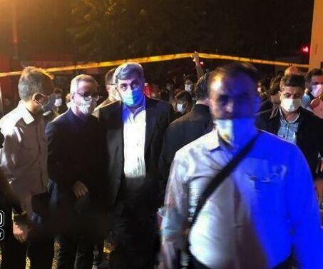 حضور شهردار تهران در محل آتش‌سوزی کلینیک سینا