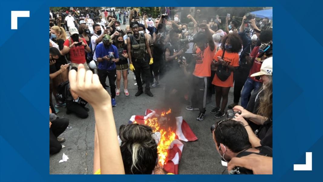 عکس|تظاهرات و تیراندازی در روز استقلال آمریکا؛ پرچم آمریکا به آتش کشیده شد