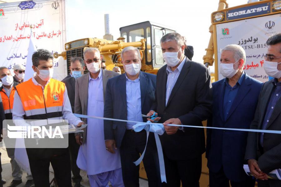 اسلامی از یک دستگاه بولدوزر بازسازی شده راهداری سیستان و بلوچستان رونمایی کرد