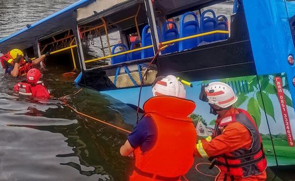 سقوط اتوبوس دانش‌آموزان به داخل رودخانه در چین
