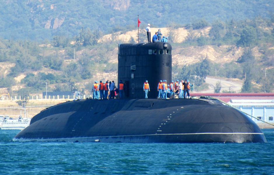 فیلم| جابجایی زیردریایی عظیم‌الجثّه نیروی دریایی ارتش