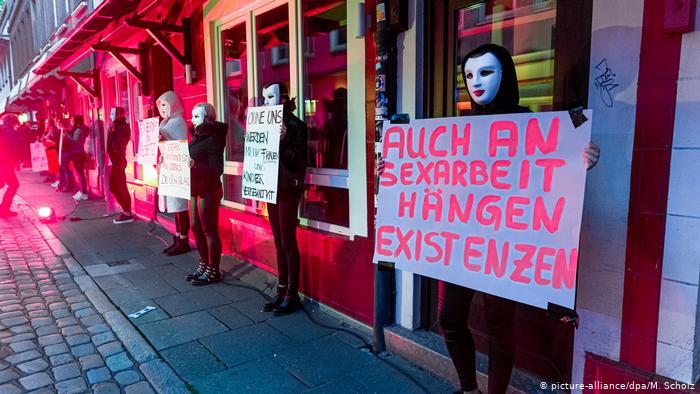 تظاهرات کارگران جنسی در آلمان به علت تعطیلی عشرتکده‌ها