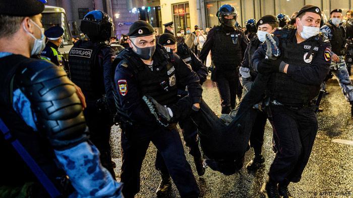 بیش از ۱۴۰ نفر در تظاهرات ضد پوتین در روسیه دستگیر شدند