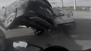 تصادف میخکوب کننده ۳ خودرو و یک موتورسیکلت در تقاطع + فیلم