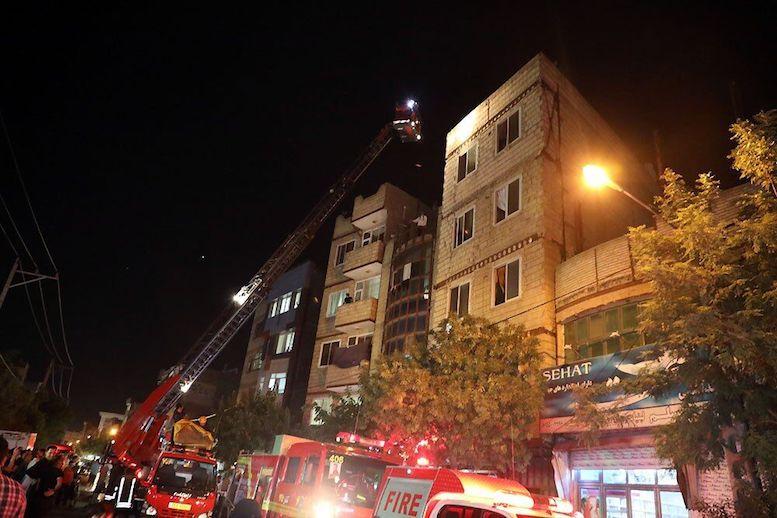یک آپارتمان مسکونی در مشهد دچار آتش‌سوزی شد