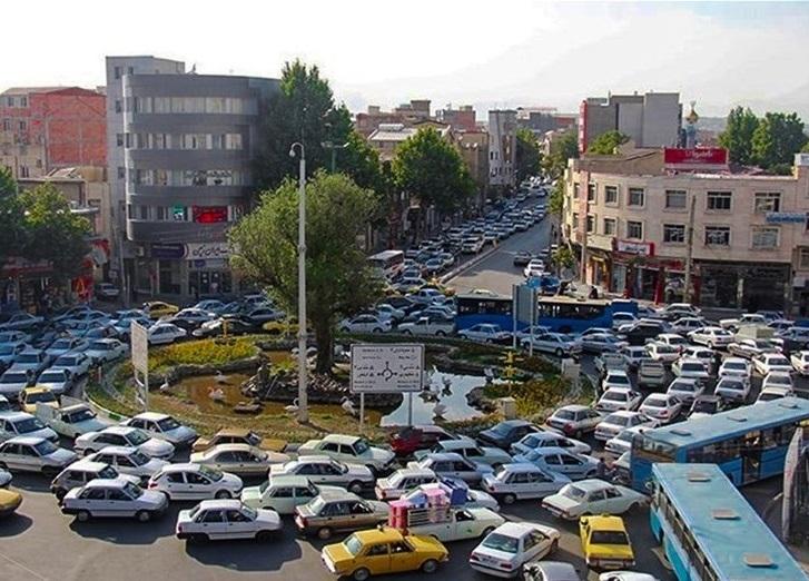 ازدحام جمعیت در مرکز شهر ارومیه برای تهیه مایحتاج روزانه خطر ابتلا به کرونا را افزایش می‌دهد