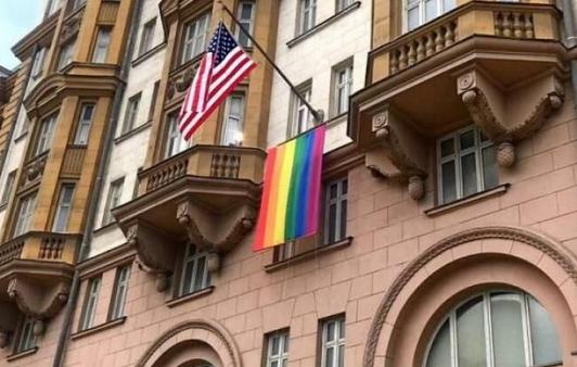 اعتراض مسکو به نصب نماد همجنس‌گرایی بر سر در سفارتخانه آمریکا