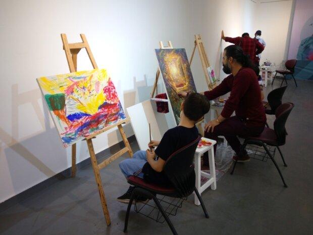 تلاش‌های کادر درمان در قاب رنگ‌های هنرمندان مشهد