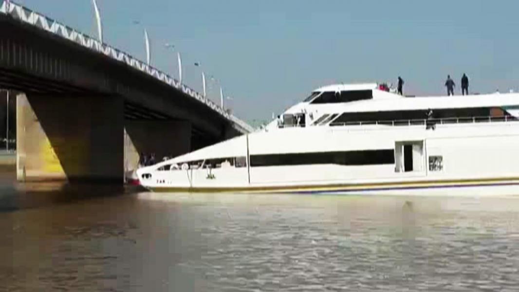 عملیات نفس گیر انتقال شناور کاتاماران رز از زیر پل قدیم خرمشهر + فیلم