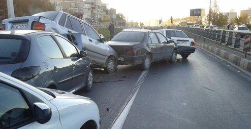 تصادف زنجیره‌ای بیش‌از ۵٠ خودرو در اتوبان کرج - قزوین