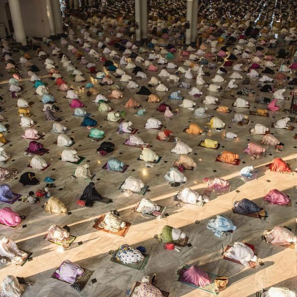 اقامه نماز با رعایت فاصله اجتماعی + عکس