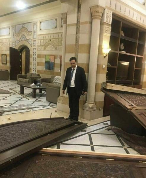 تصویری از نخست وزیر لبنان در میان خرابی‌های به جا مانده در دفترش پس از انفجار بیروت