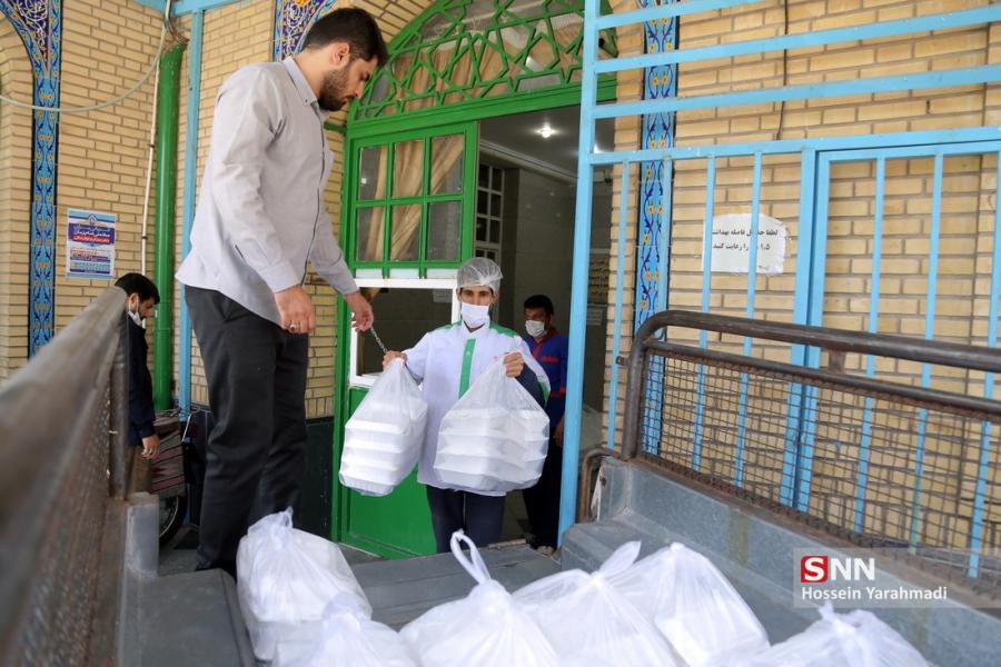 دانشجویان دانشگاه امام خمینی(ره) اقلام غذایی و بهداشتی بین نیازمندان قزوین توزیع کردند