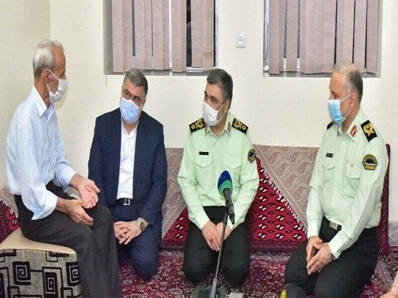 فرمانده ناجا با خانواده شهید مدافع وطن در بیرجند دیدار کرد