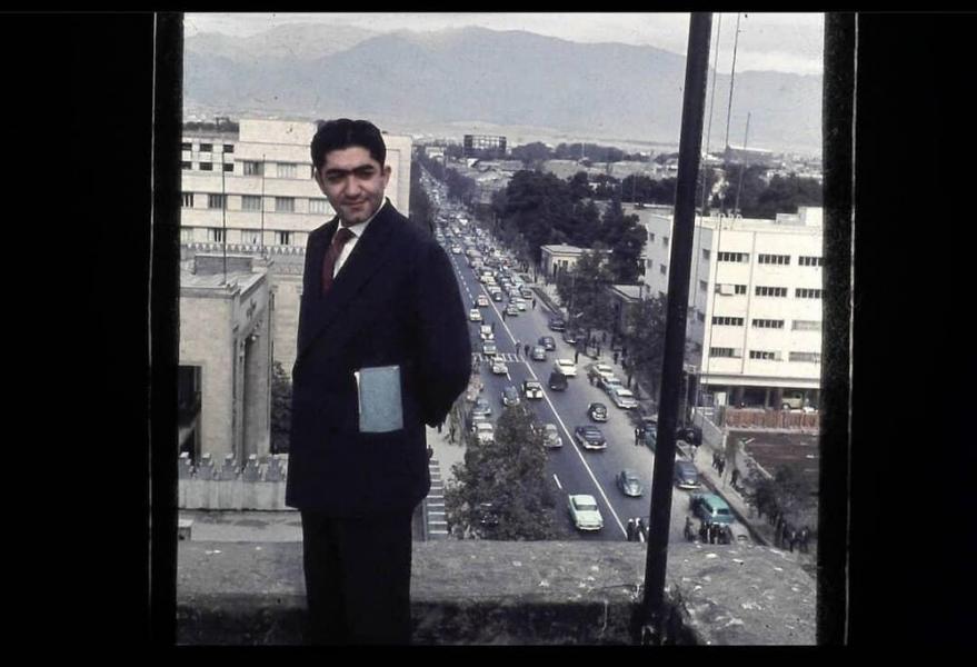 عکس دیده نشده از عزت‌الله انتظامی با چشم‌انداز خیابان فردوسی در دهه ۳۰