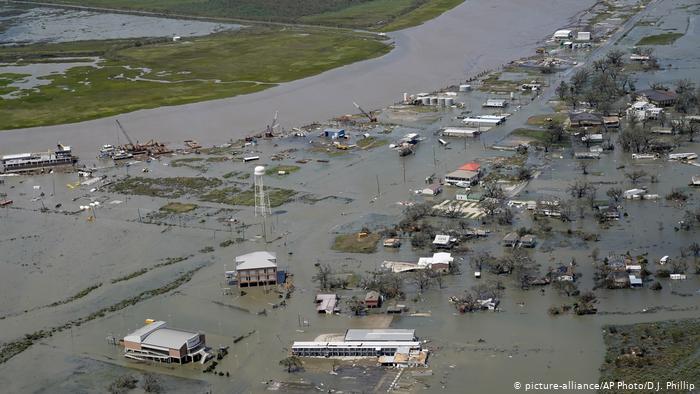 وزش طوفان "لارا" در سواحل آمریکا دست کم شش کشته به جای گذاشت
