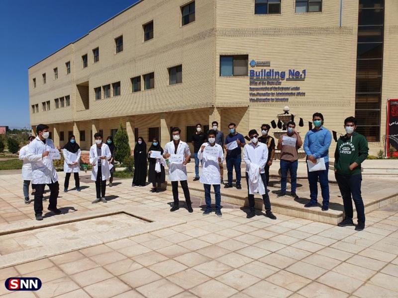 دانشجویان علوم پزشکی کرمان در اعتراض به برگزاری آزمون علوم پایه تجمع کردند