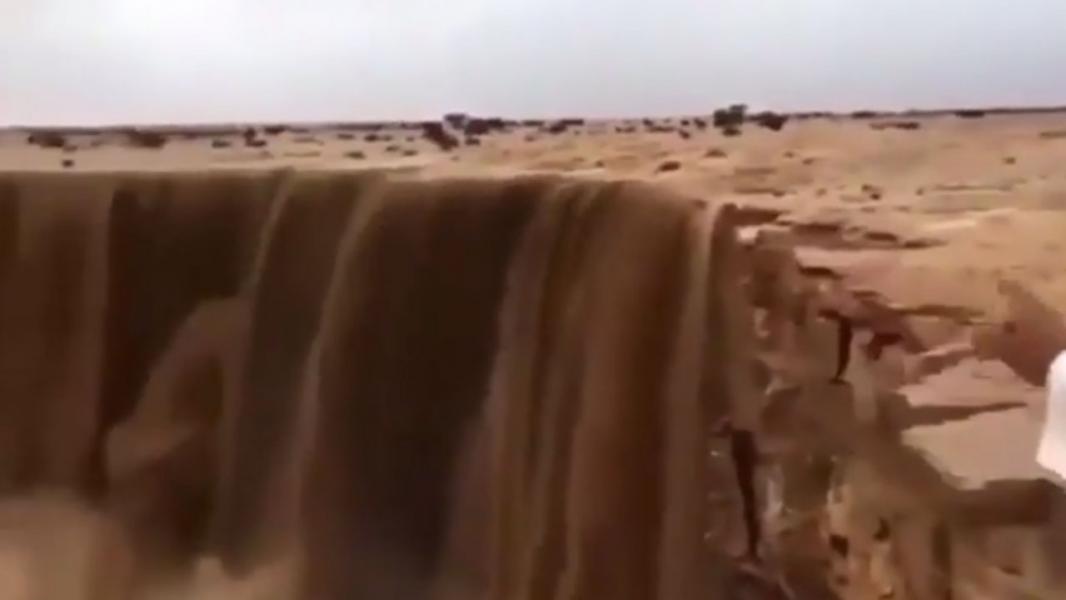 آبشار شنی عجیب در عربستان سعودی + فیلم