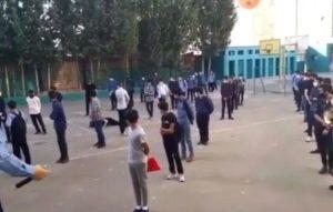 بازداشت دو شهروند به دلیل انتشار ویدیو افتادن یک دانش آموز در صف مدرسه 