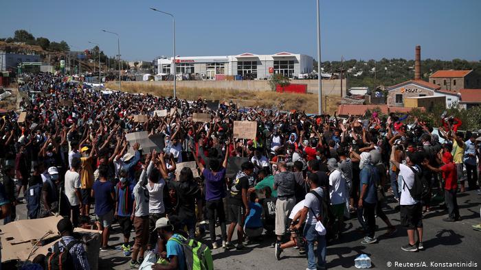 آوارگان اردوگاه موریا در انتظار کمک به سر می‌برند