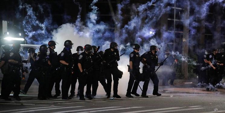 پلیس آمریکا به سمت معترضان گاز اشک‌آور شلیک کرد