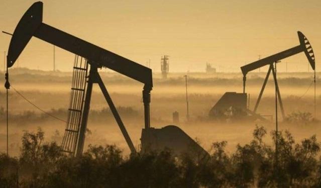 رویترز: ذخایر نفت خام آمریکا افزایش می‌یابد/ ذخایر بنزین کاهش