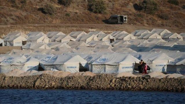 پلیس یونان انتقال هزاران مهاجر اردوگاه ویران شده موریا به یک اردوگاه تازه را آغاز کرد