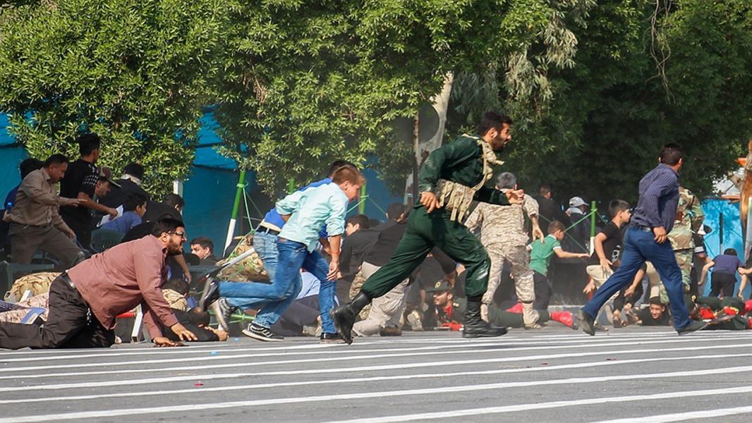 ناگفته‌های پدر شهید ۴ ساله در حادثه تروریستی اهواز/ واکنش رهبر انقلاب از مشاهده پیراهن خونین «محمد» چه بود؟