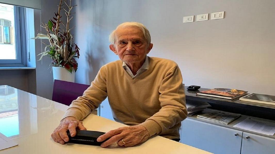 پیرمردی که در ۹۳ سالگی سومین مدرک دانشگاهی خود را گرفت
