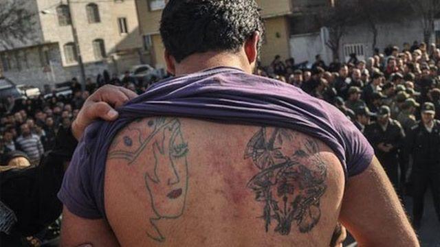 گرداندن 'اراذل و اوباش'؛ از آفتابه و لباس زنانه تا کتک زدن در خیابان