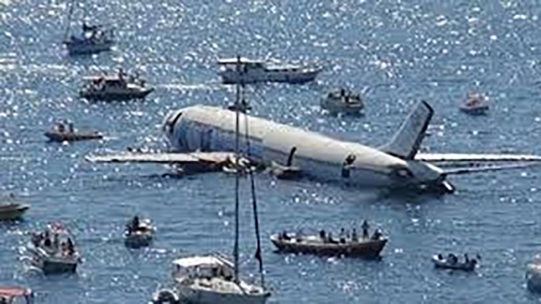 لحظه غرق شدن هواپیمای مسافربری در آب + فیلم