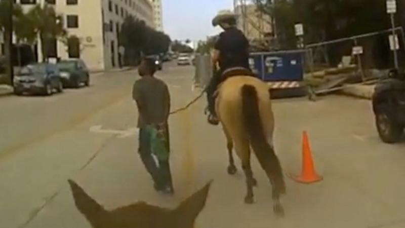 مرد سیاهپوستی که پلیس سوار تگزاس او را با طناب دنبال خود برد یک میلیون دلار غرامت خواسته است