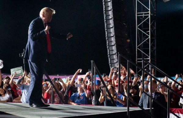 نخستین گردهم‌آیی انتخاباتی ترامپ پس از ابتلا به کرونا در فلوریدا برگزار شد