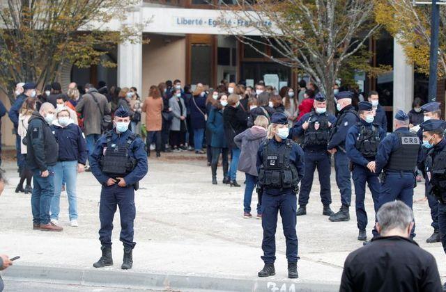 پلیس فرانسه ۹ نفر را در ارتباط با حادثه چاقوکشی حومه پاریس دستگیر کرد