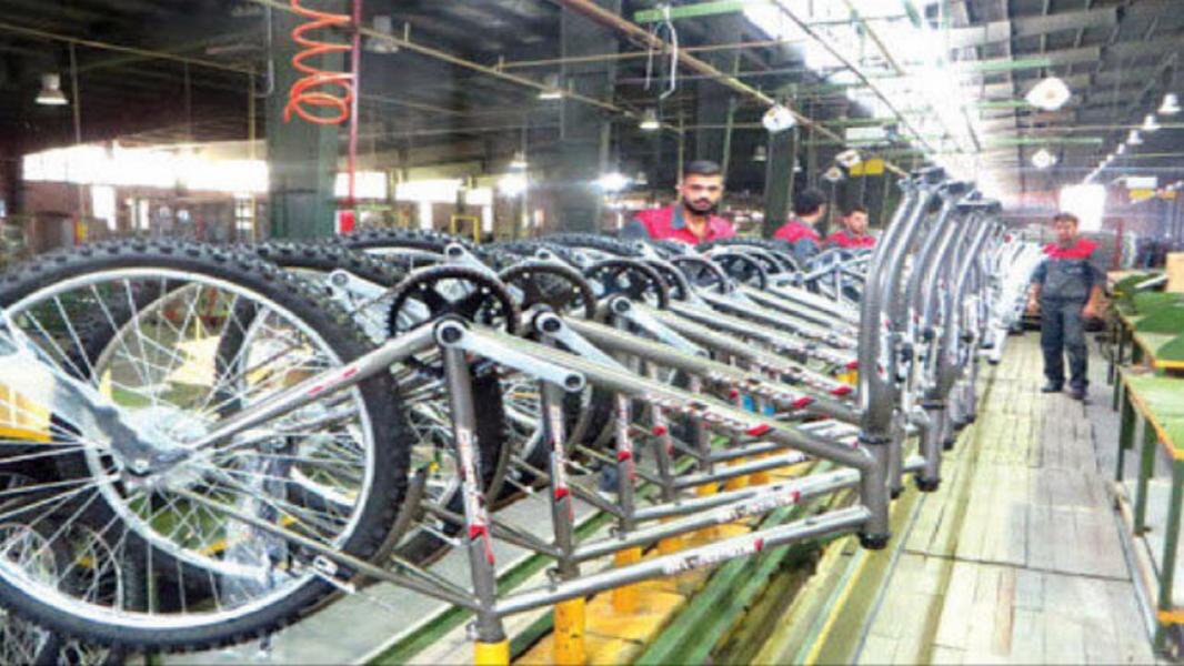 بزرگ‌ترین کارخانه دوچرخه‌سازی غرب آسیا پا در رکاب تولید گذاشت/ دستان تلاشگر، فعالیت را به کارخانه برگرداند  (۱۸ نظر)