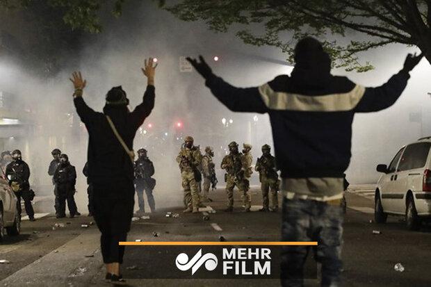 حمله پلیس آمریکا با اسپری فلفل به معترضان در پورتلند