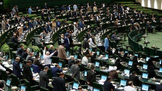 افول ادبیات سیاسی در پارلمان /احمدی‌نژادی‌ها مقدم در توهین 