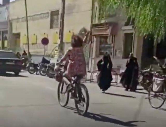 بازداشت زنی به اتهام دوچرخه سواری بدون حجاب در نجف آباد اصفهان